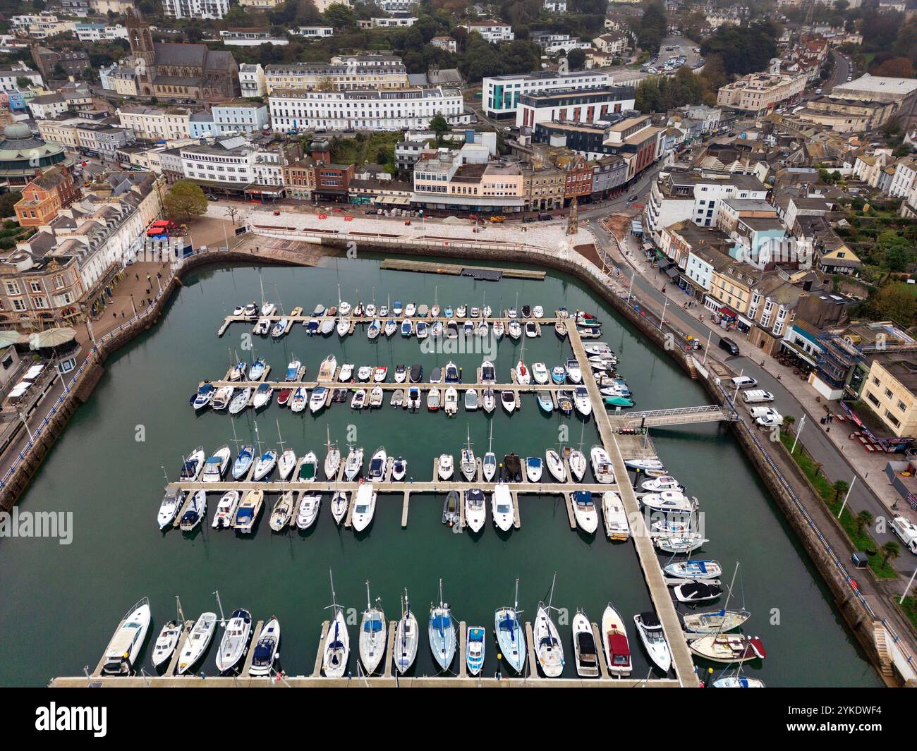 Luftaufnahme des inneren Hafens und des Yachthafens in Torquay an der englischen Riviera an der Südküste von Devon im Vereinigten Königreich. Stockfoto Luftaufnahme des inneren Hafens und des Yachthafens in Torquay an der englischen Riviera an der Südküste von Devon im Vereinigten Königreich. Stockfoto