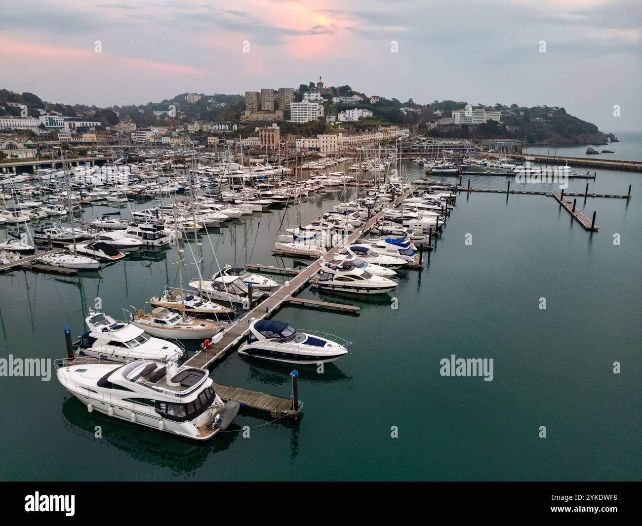 Aus der Vogelperspektive in der Abenddämmerung des Hafens und des Yachthafens in Torquay an der englischen Riviera an der Südküste von Devon im Vereinigten Königreich. Stockfoto