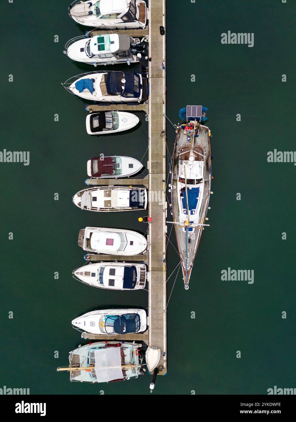 Luftaufnahme von Booten, die am Yachthafen in Torquay an der englischen Riviera an der Südküste von Devon im Vereinigten Königreich vertäut sind. Stockfoto