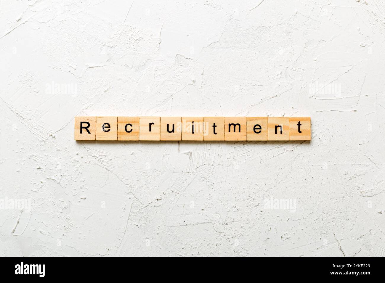 Rekrutierungswort auf Holzblock geschrieben. Rekrutierungstext auf Tisch, Konzept. Stockfoto