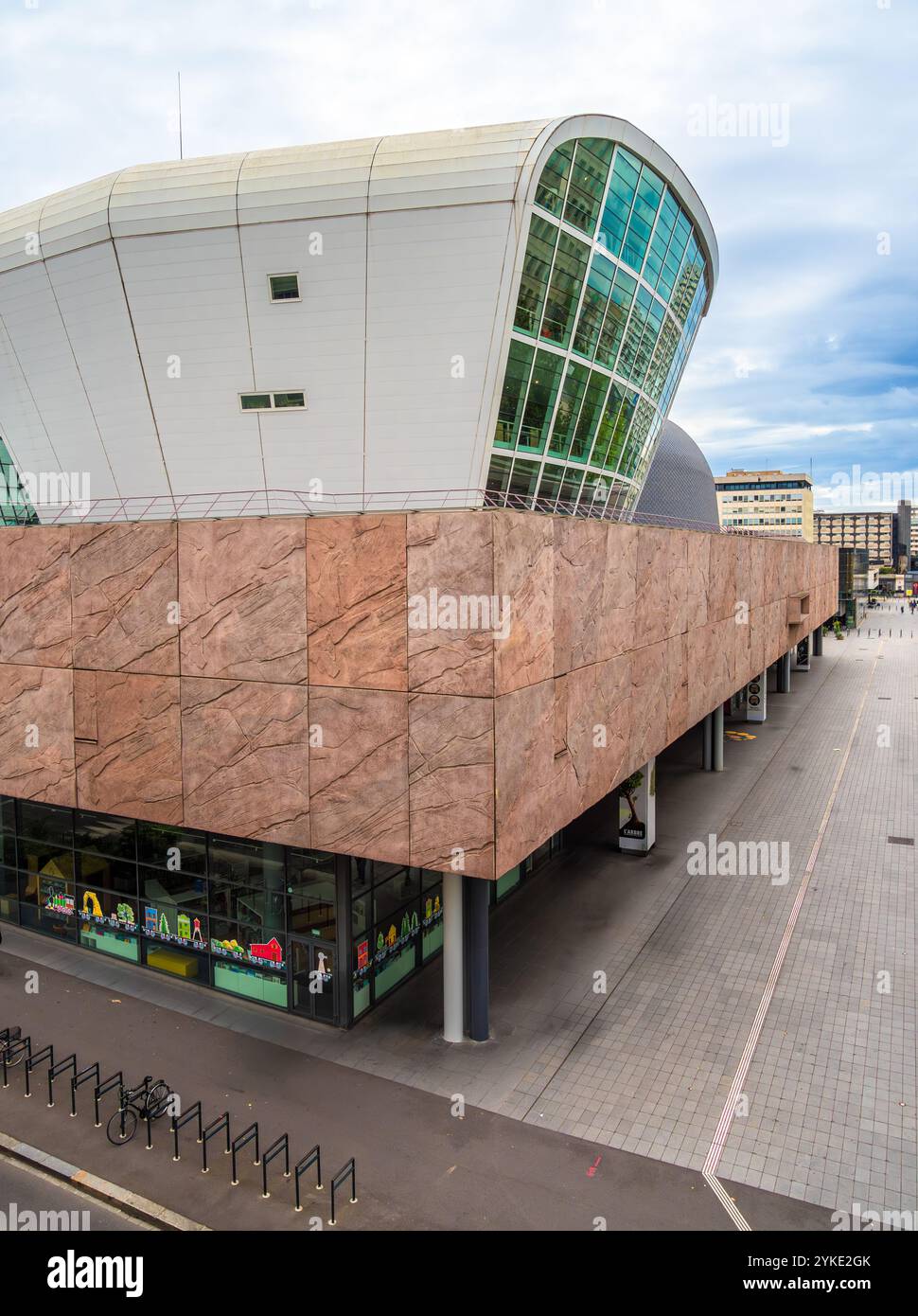 Rennes, Frankreich - 26. Juli 2024: Die Champs Libres sind ein Komplex aus einer öffentlichen Bibliothek und einem Museum in Rennes, der Hauptstadt der Bretagne Stockfoto