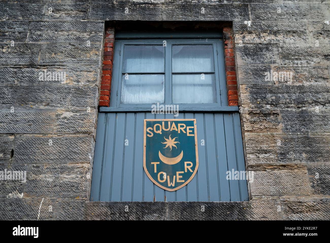 Hölzerne Fensterrahmen mit Namen und Stadtwappen auf dem quadratischen Turm in Old Portsmouth. November 2024. Stockfoto