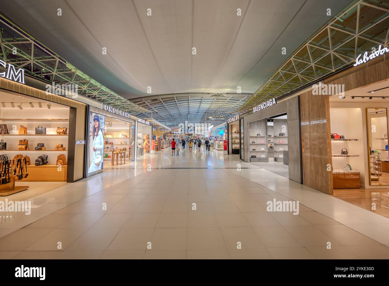 Bangkok, Thailand - 9. Juli 2023, Suvarnabhumi Airport, einer der meistbesuchten internationalen Flughäfen der Welt, bietet eine breite Palette von steuerfreien Duty Free Stockfoto