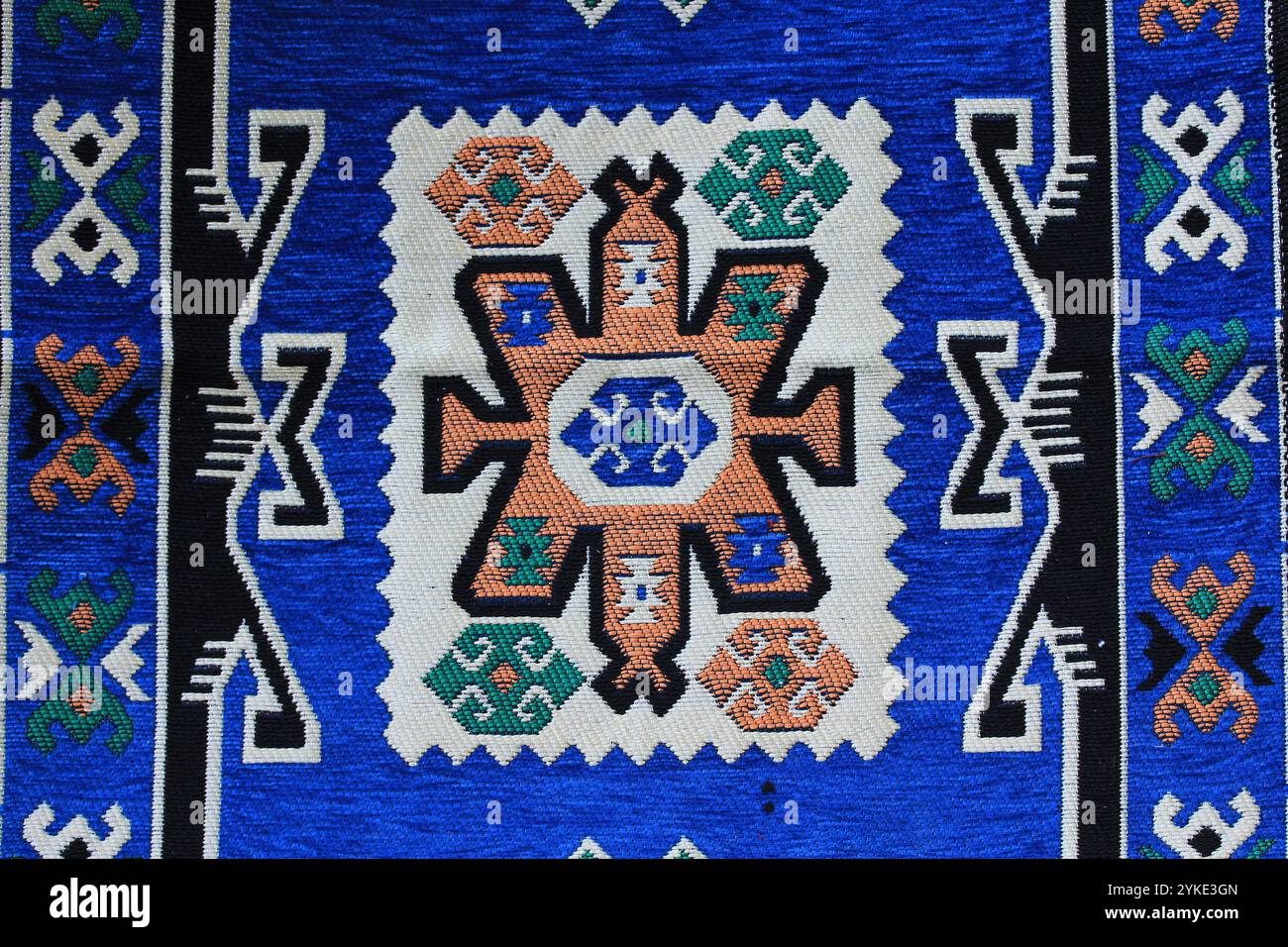 Traditionelle aserbaidschanische Teppichmotive. Blauer Teppich auf einem Teppichwebstuhl gewebt. Scheki, Aserbaidschan. Stockfoto