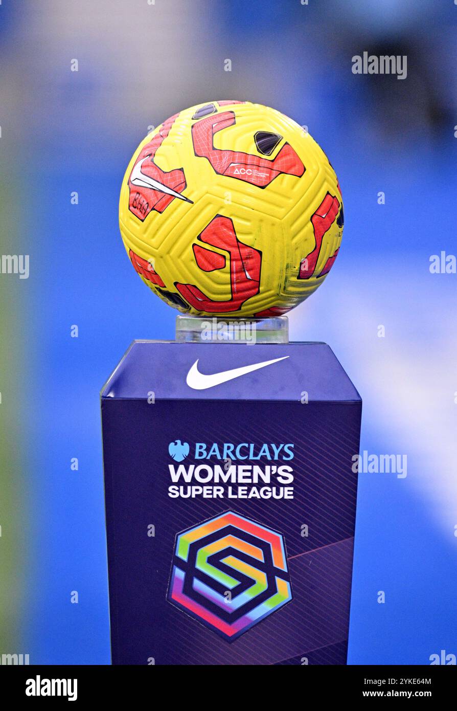 Brighton Großbritannien 16. November 2024 - der Ball während des Fußballspiels der Barclays Women's Super League zwischen Brighton & Hove Albion und West Ham United im American Express Stadium, Brighton : nur für redaktionelle Zwecke Stockfoto