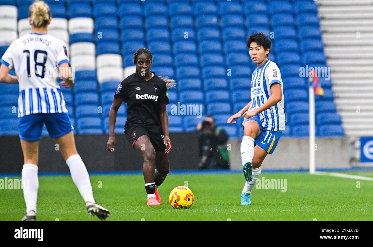 Brighton Großbritannien 16. November 2024 - Kiko Seike aus Brighton gibt den Ball während des Barclays Women's Super League Fußballspiels zwischen Brighton & Hove Albion und West Ham United im American Express Stadium in Brighton: Nur für redaktionelle Zwecke Stockfoto