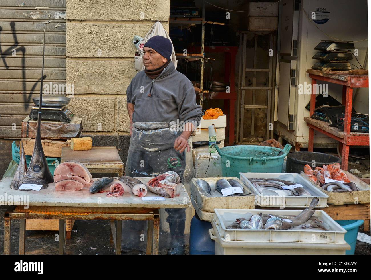 Fischhändler im A' Piscaria Mercato del Pesce. Catania Fischmarkt, Sizilien, Italien. Stockfoto