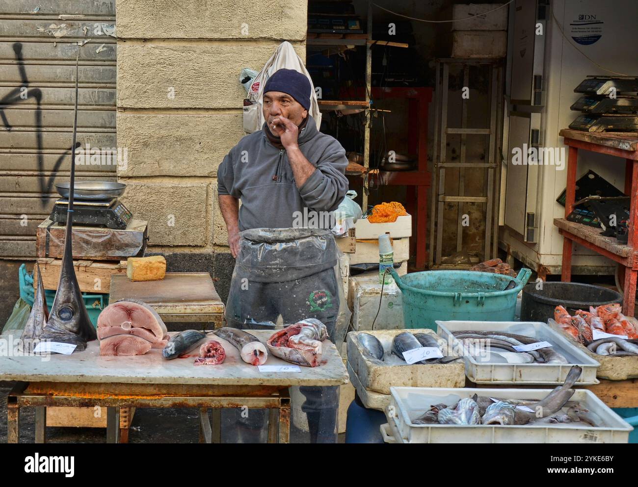 Fischhändler im A' Piscaria Mercato del Pesce. Catania Fischmarkt, Sizilien, Italien. Stockfoto