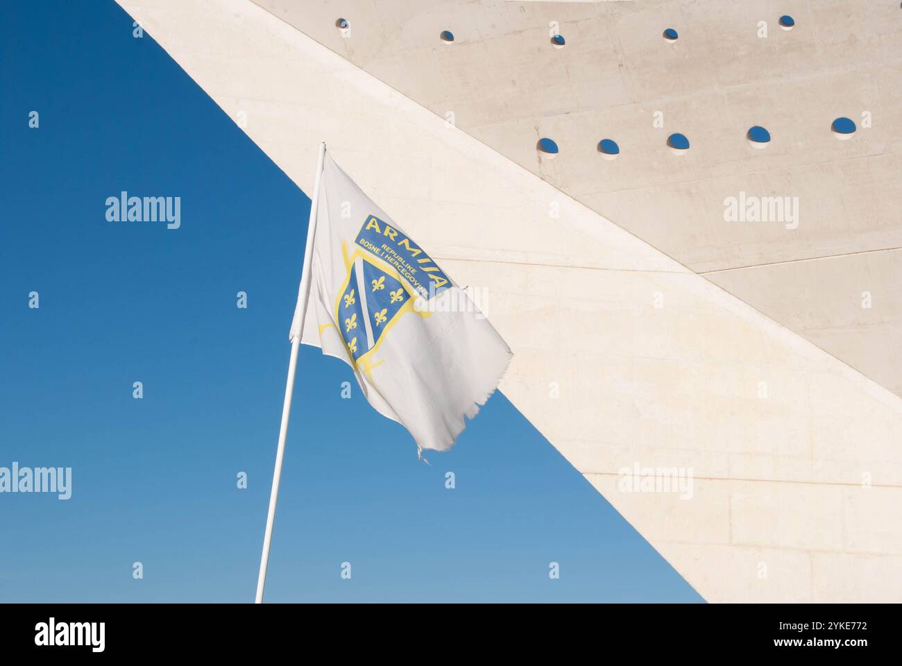 Denkmal und Gedenkstätte in Žuč zu Ehren der gefallenen Soldaten der Schlachten von Žuč 1992–1995. Sarajevo, Bosnien und Herzegowina, 11.17.2024. Stockfoto