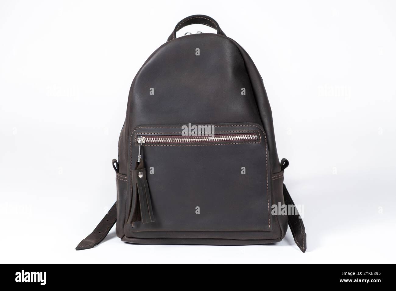 Lederrucksack für Damen auf weißem Hintergrund. Ledertaschen und -Rucksäcke. Stockfoto