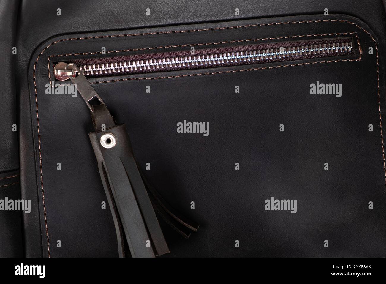 Reißverschluss auf Leder Brown Vintage Rucksack Nahaufnahme. Stockfoto