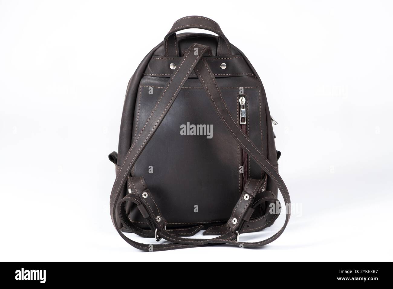 Lederrucksack für Damen auf weißem Hintergrund. Ledertaschen und -Rucksäcke. Stockfoto