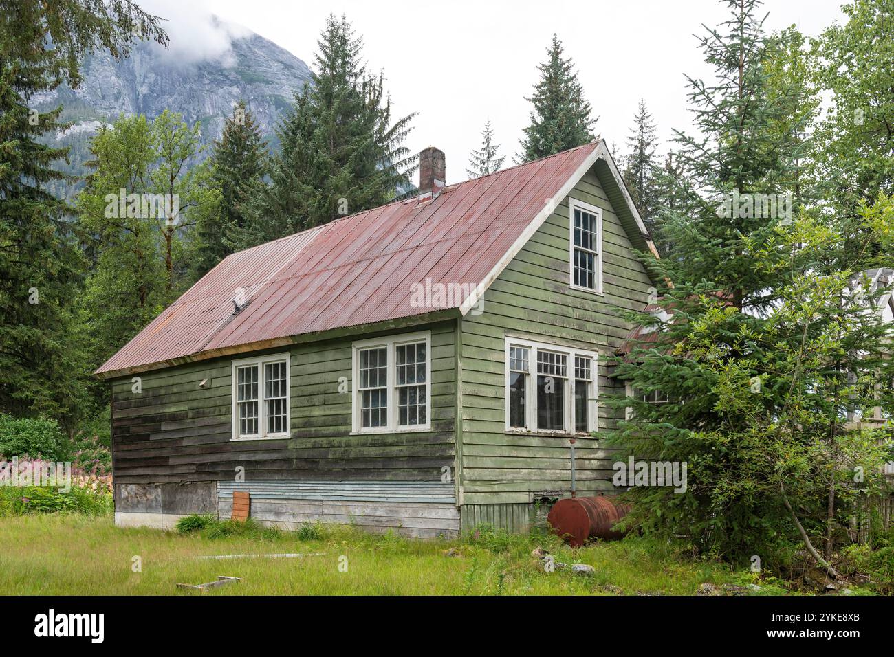 Vintage-Gewächshaus in Hyder Town, Tongass National Forest, Alaska, USA. Stockfoto
