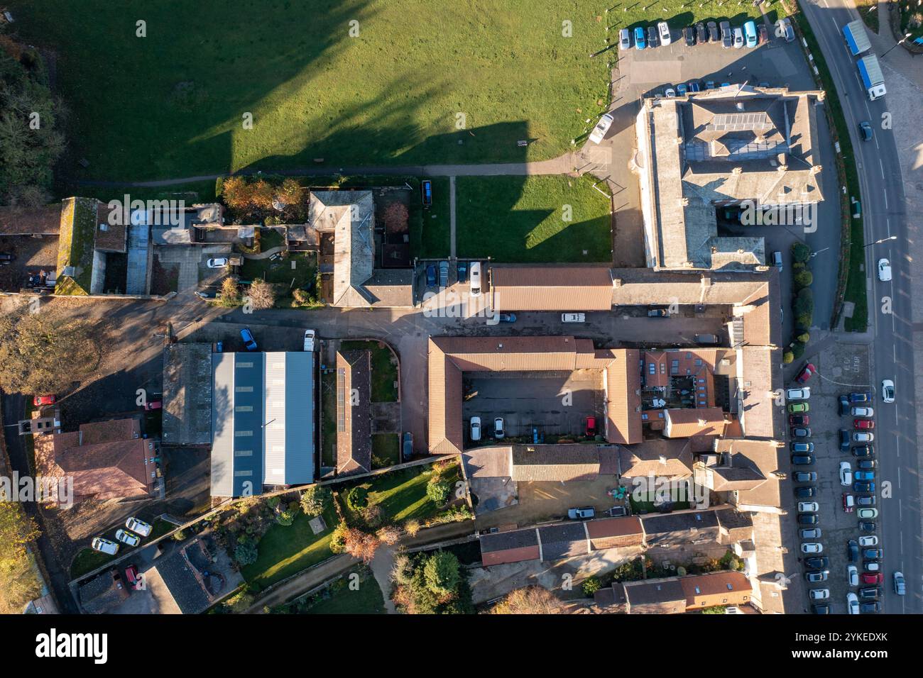 Gerade nach unten Luftbild der schönen britischen Stadt Bedale, eine Marktstadt im ehemaligen Stadtteil Hambleton von North Yorkshire in den USA Stockfoto