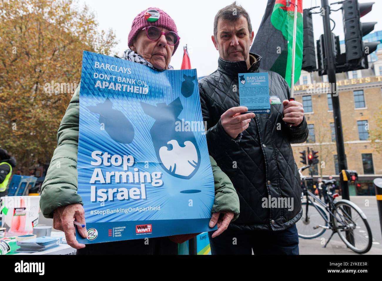 London, Großbritannien. November 2024. Pro-palästinensische Aktivistinnen und Aktivistinnen suchen in Tower Hamlets Unterschriften für eine Petition im Rahmen eines Aktionstages für Palästina, der von der Palästinensischen Solidaritätskampagne einberufen wurde. Die palästinensische Solidaritätskampagne ruft die Barclays Bank auf, alle finanziellen Beziehungen zu Waffenunternehmen, die an den israelischen Angriffen auf Palästinenser beteiligt sind, zu unterbrechen und die Kunden dazu auf, Druck auf Barclays auszuüben, indem sie die Bank boykottieren. Quelle: Mark Kerrison/Alamy Live News Stockfoto