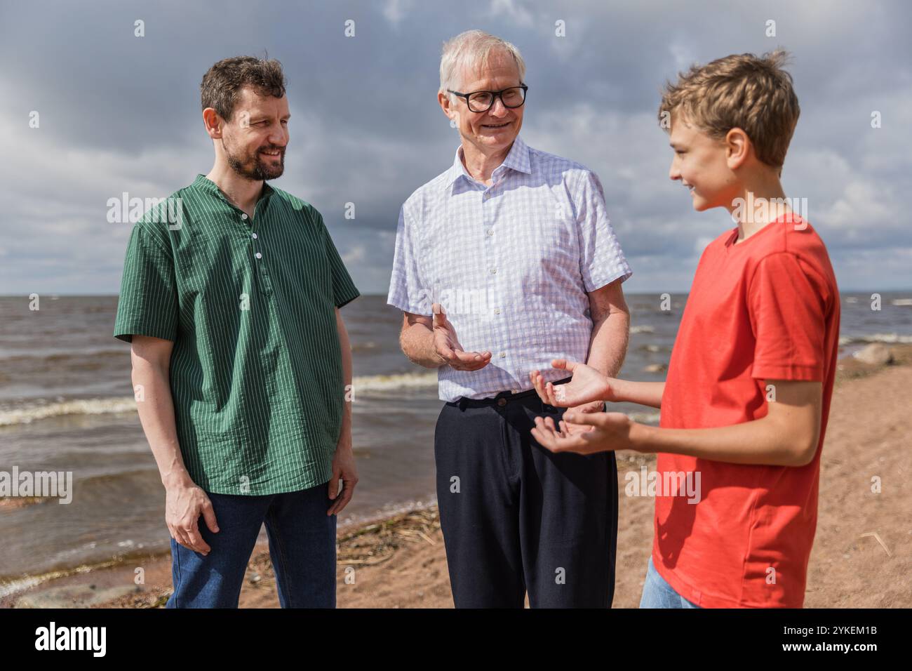 Großvater, Sohn und Teenager genießen gemeinsam Freizeit und Spaziergänge Stockfoto