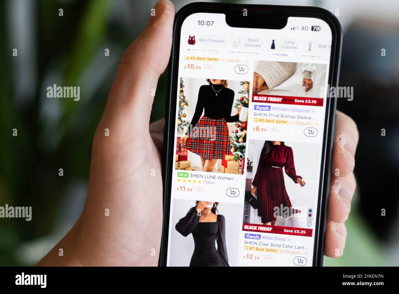 Eine Person, die die Shein App auf einem Mobiltelefon nutzt. Shein zielt laut Berichten auf einen Börsengang in London Anfang nächsten Jahres ab. Die in China gegründete Fast-Fashion-Firma bereitet sich darauf vor, im ersten Quartal 2025 ein Börsenangebot (IPO) an der Londoner Börse zu veröffentlichen, berichtet die Times. Der Blockbuster-Float dürfte den Einzelhandelsriesen mit rund 50 Milliarden Pfund belaufen. Siehe PA Story CITY Shein. Bilddatum: Montag, 18. November 2024. Stockfoto