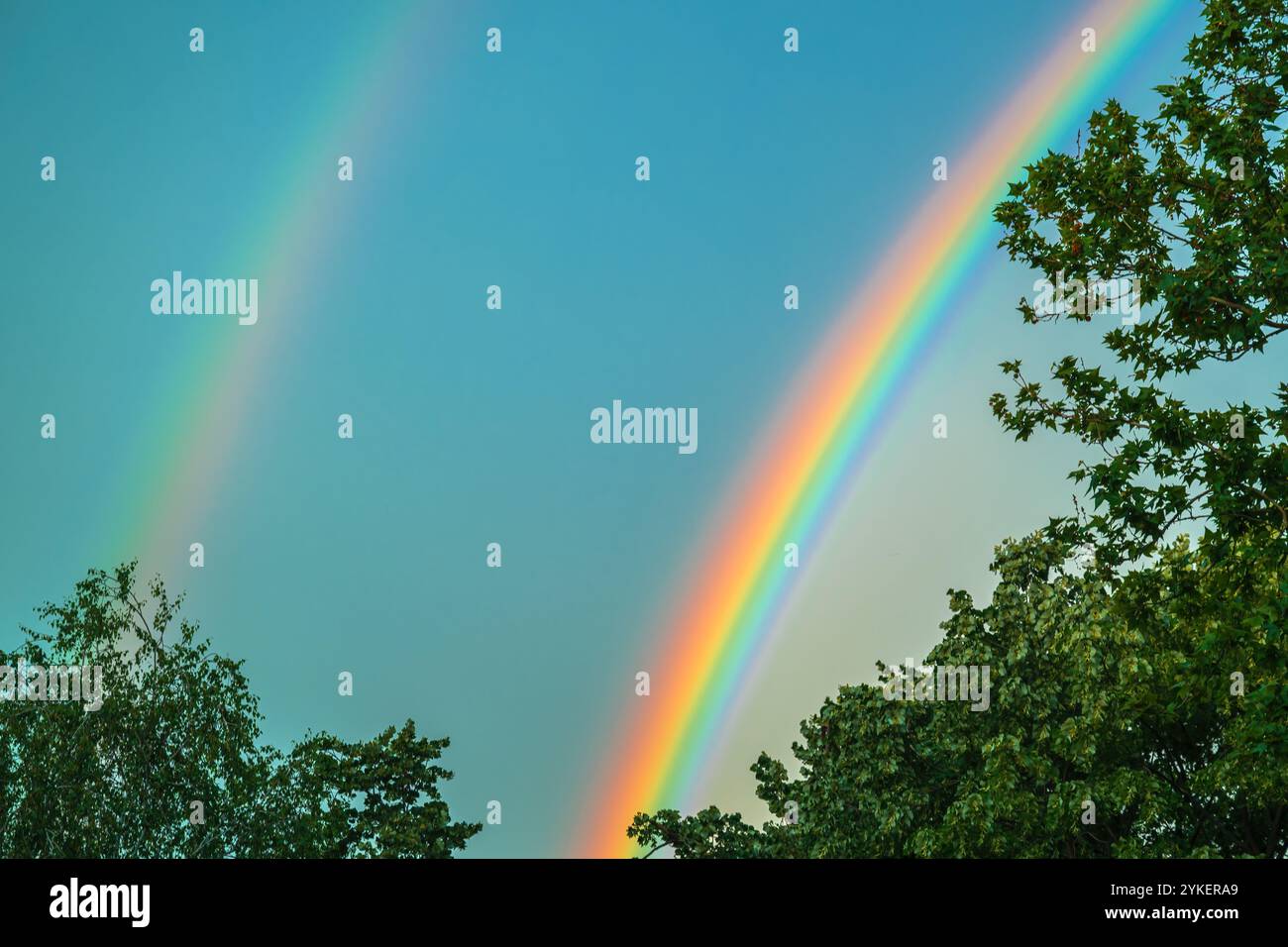 Regenbogen am Himmel nach Sommerregen, selektiver Fokus Stockfoto