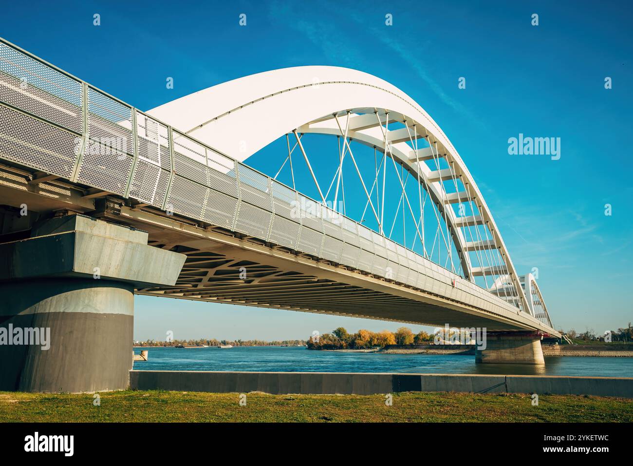 Zezelj-Brücke, eine Brückenbrücke an der Donau in Novi Sad, Vojvodina, Serbien. Diese Struktur wurde 2018 eröffnet. Stockfoto