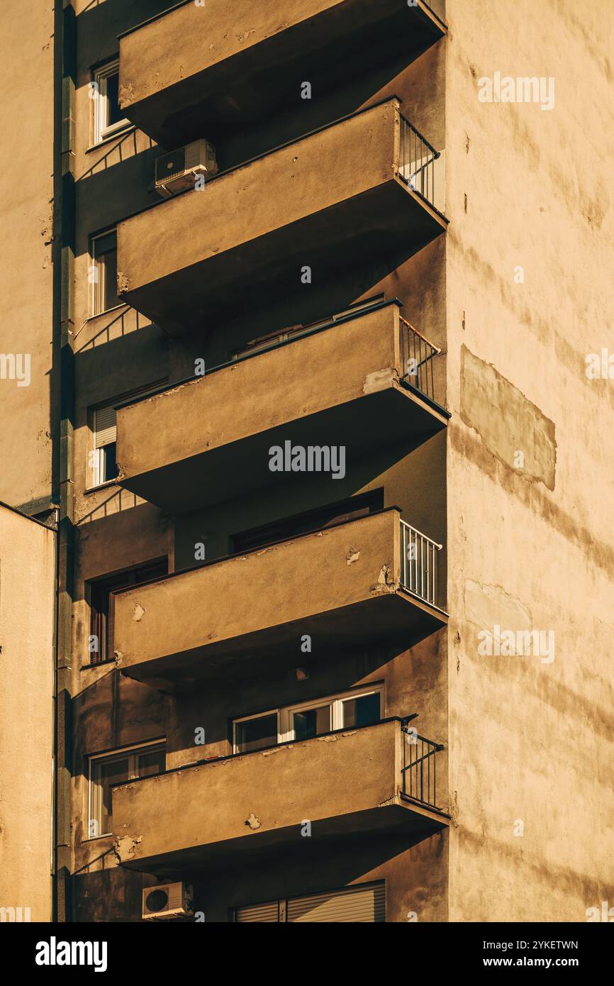Balkone eines alten Wolkenkratzergebäudes in Novi Sad, vertikales Bild Stockfoto