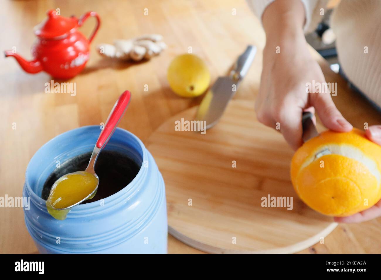 Zubereitung von Vitamintee mit Zitrone, Orange, Ingwer und Honig Stockfoto