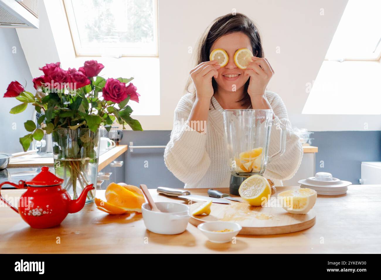 Eine Frau hat Zitronen auf die Augen gelegt - Spaß in der Küche Stockfoto