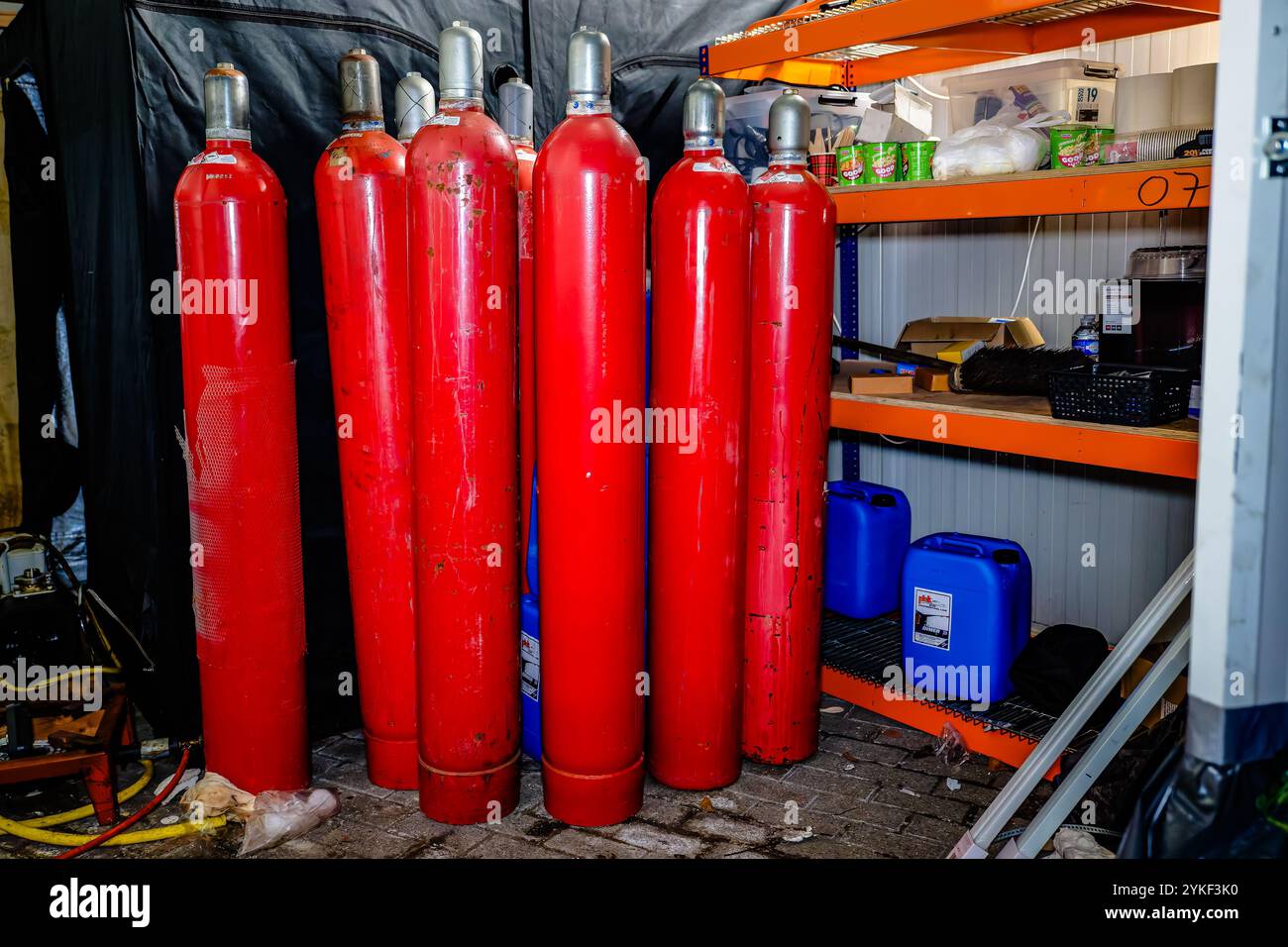 KAATSHEUUVEL, Niederlande, 15-11-2024, Polizei hat ein Drogenlabor in den Räumlichkeiten einer Wassersportfirma an der Jan de Rooijstraat in Kaatsheuvel entdeckt. ANP / Hollandse Hoogte / Eye4images niederlande raus - belgien raus Stockfoto