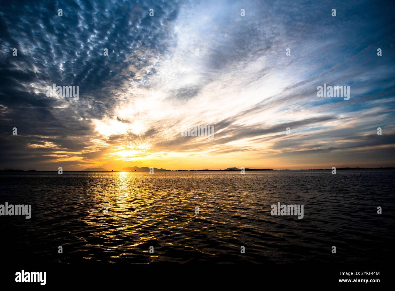 Sonnenuntergang in der Lagune Stagnone in Marsala Trapani Sizilien Italien Stockfoto