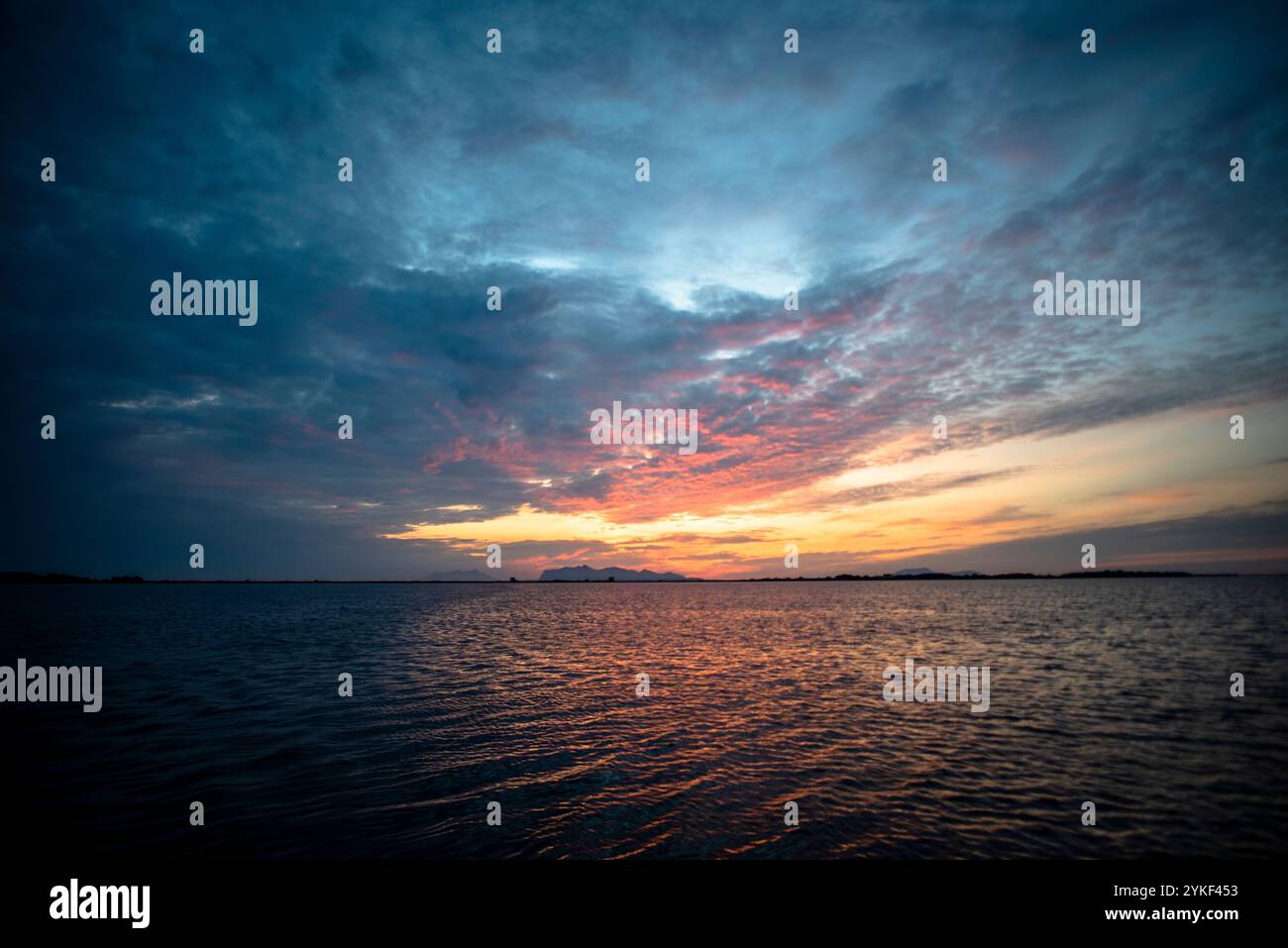 Sonnenuntergang in der Lagune Stagnone in Marsala Trapani Sizilien Italien Stockfoto