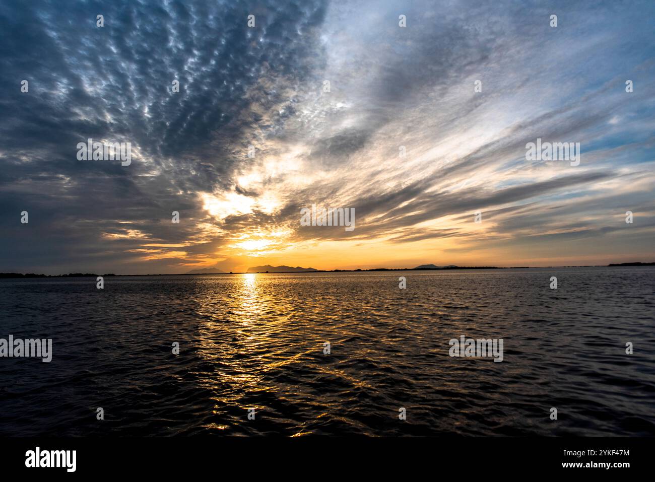 Sonnenuntergang in der Lagune Stagnone in Marsala Trapani Sizilien Italien Stockfoto