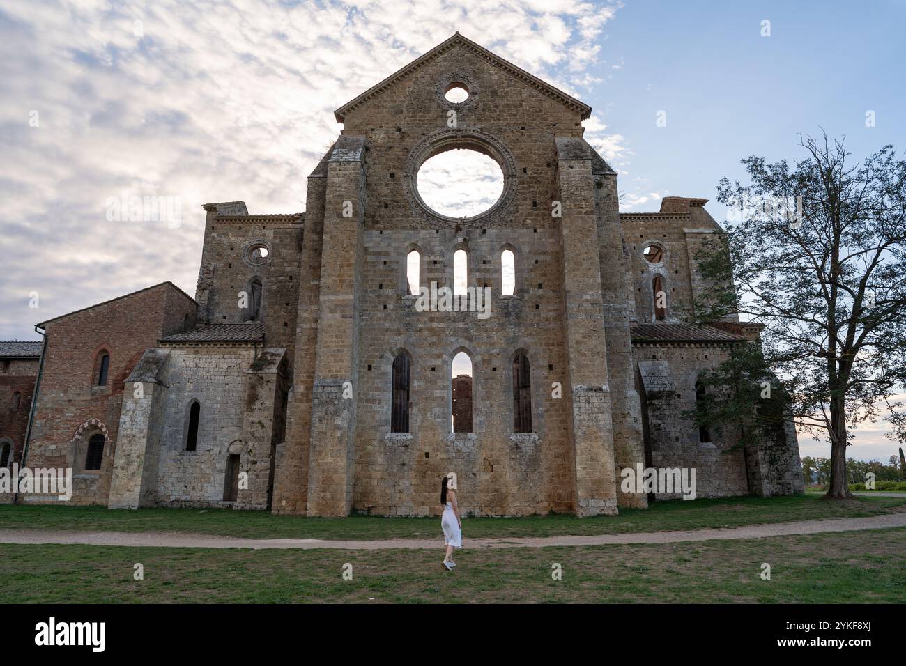 Die Abtei San Galgano, ein majestätisches mittelalterliches Gebäude, steht in der Toskana, Italien. Ihre alten Steinmauern und die riesige Himmelskulisse erwecken ein Gefühl von zeitlosem bea Stockfoto