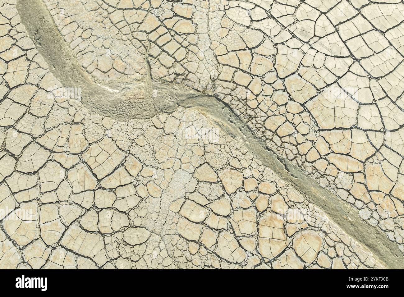 Ein Blick aus der Luft auf ein ausgetrocknetes Gelände mit komplizierten Mustern aus zerrissenem Schlamm. Stockfoto