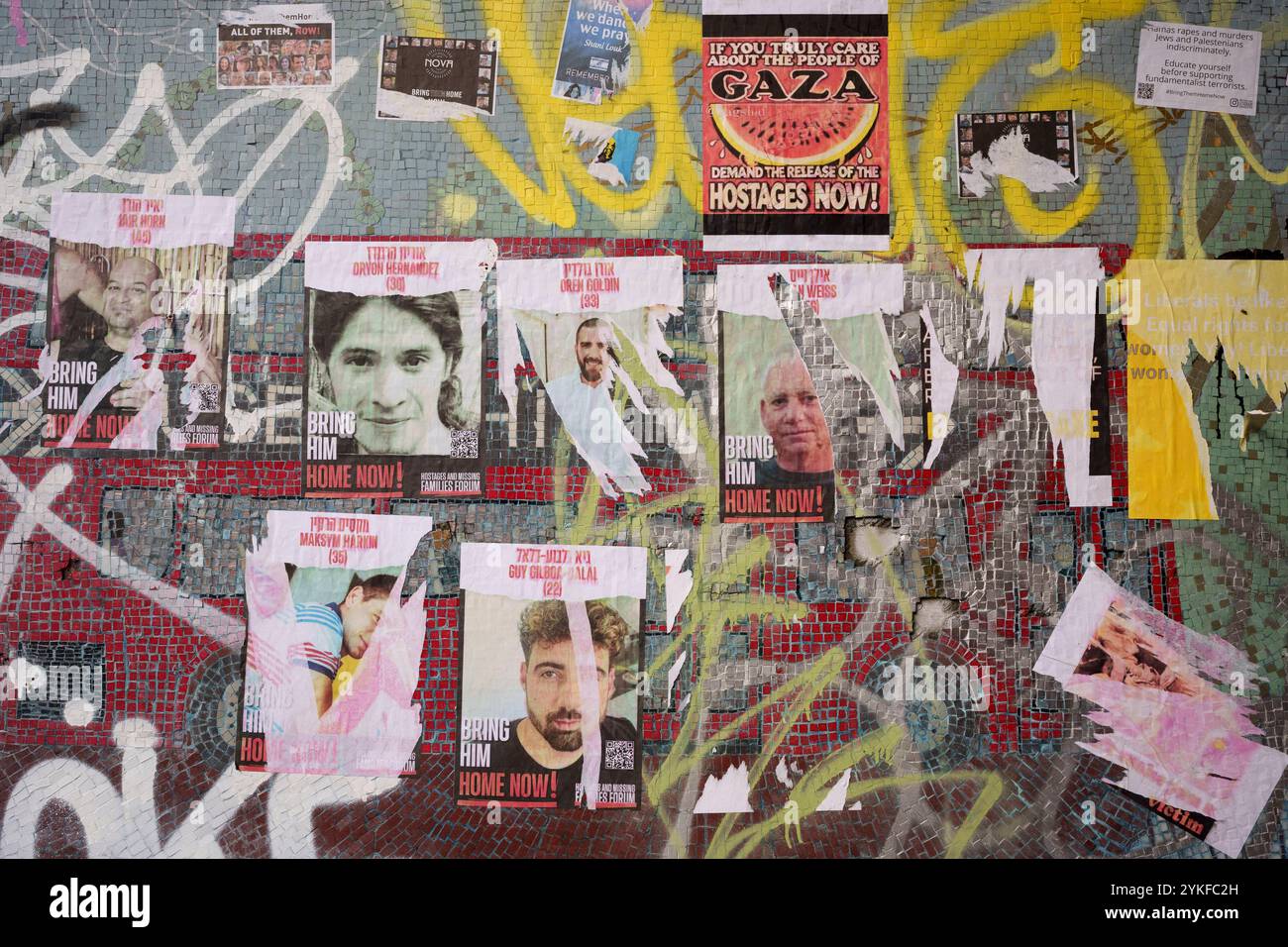 Flyer und Plakate mit den Namen und Gesichtern israelischer Geiseln, die von der Hamas ergriffen wurden, werden nach Beschädigung, Rissen und Veruntreuung in Waterloo am 11. November 2024 in London gesehen. Stockfoto