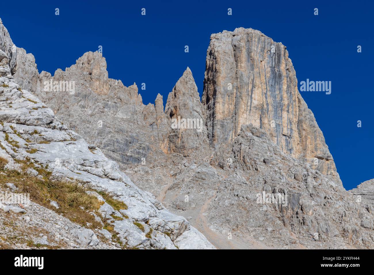 Monte Civetta in den Dolomiten ist ein prominenter Berg, der für seine vertikalen Felswände und seine alpine Schönheit bekannt ist. Malerische Landschaft der Dolomiten Stockfoto