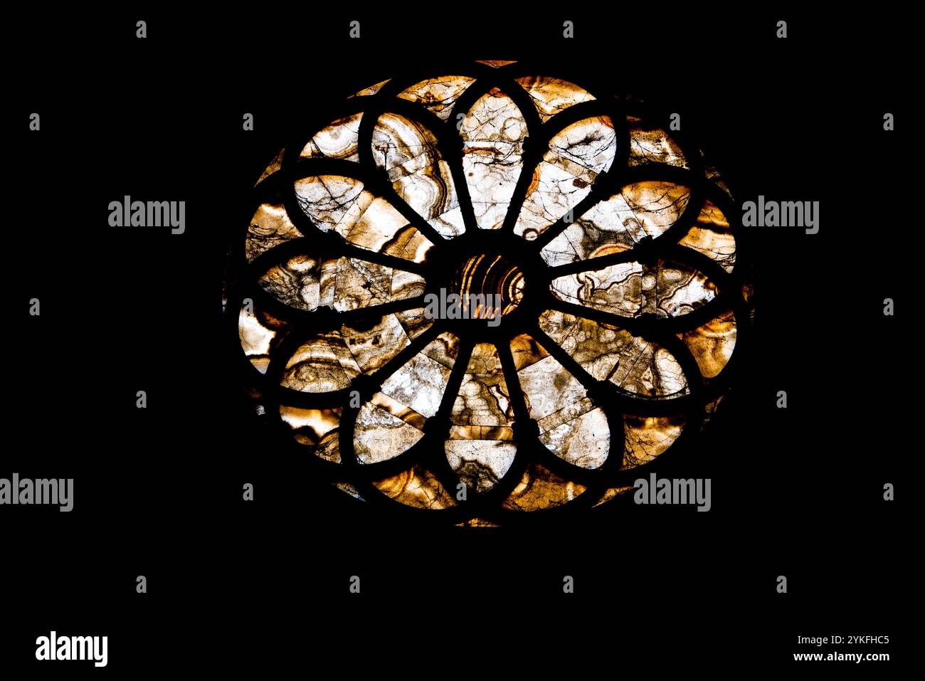 Silhouette des Rosenfensters in Amber in Sansepolcro, Arezzo, Toskana, Italien Stockfoto