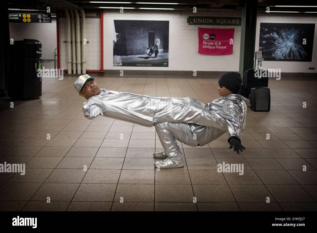 60 Jahre alten Breakdance legende Roger G & seine Partner einzigartige Kraft am Union Square U-Bahn Station in Manhattan, New York City. Stockfoto