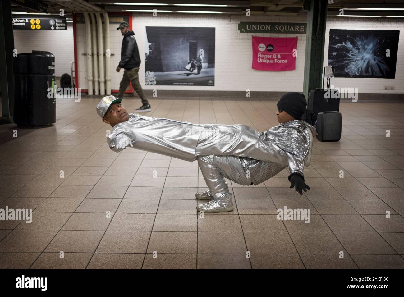 60 Jahre alten Breakdance legende Roger G & seine Partner einzigartige Kraft am Union Square U-Bahn Station in Manhattan, New York City. Stockfoto