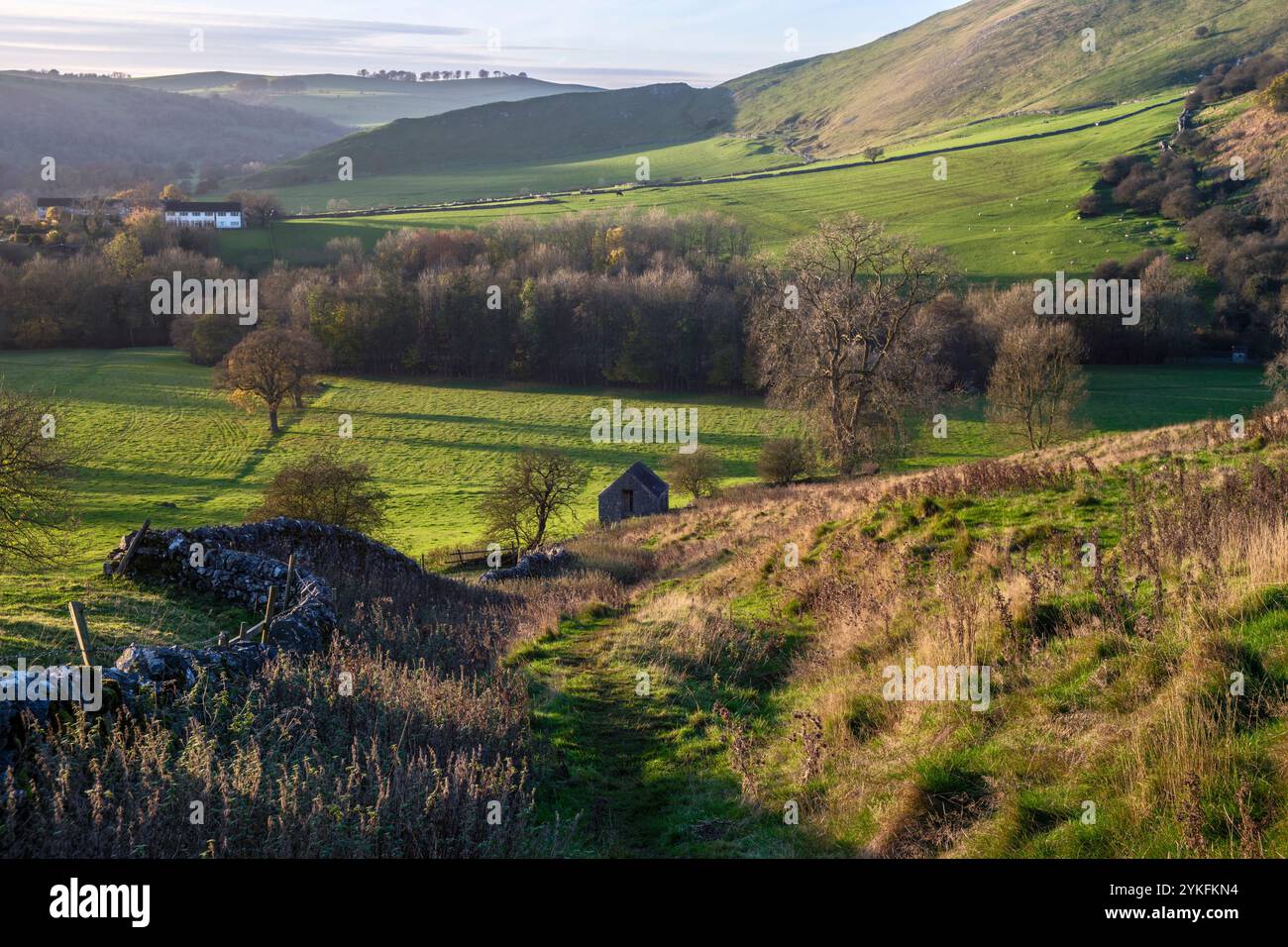 Fußweg entlang der Thorpe Cloud zum Dovedale, Peak District National Park, Derbyshire Stockfoto