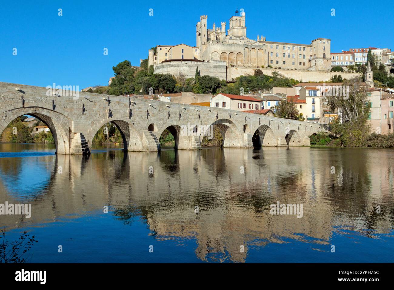 Kathedrale Saint-Nazaire auf den Höhen der Stadt und der Pont-Vieux. Reflexionen im Küstenfluss Orb. Beziers, Occitanie, frankreich Stockfoto