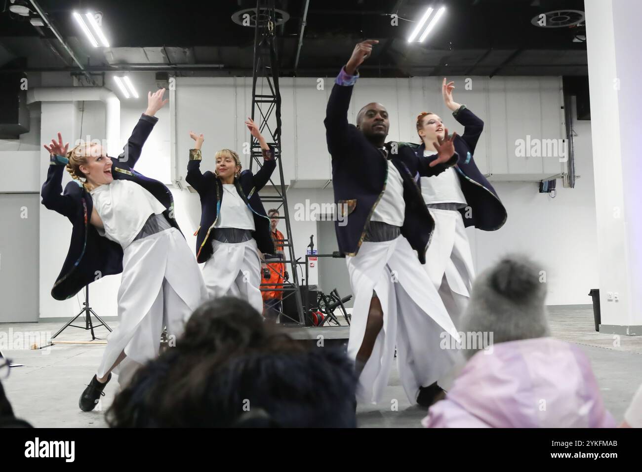 Coventry, Großbritannien. November 2024. Während die G20 in Brasilien auf den Weg gebracht wird, wird eines ihrer Themen – nachhaltige Entwicklung und Energiewende – durch ein physisches Spektakel in der Coventry Building Society Arena, Coventry, Großbritannien, für Schüler nach Hause gebracht. Diese Erstaufführung von „Accelerate“ von der hochgesteckten Leistungsgruppe ist Teil des Youth Energy Summit, der darauf abzielt, die Beteiligung der Bevölkerung und den Wissensaustausch im Energiesektor zu erhöhen. Quelle: Peter Lopeman/Alamy Live News Stockfoto