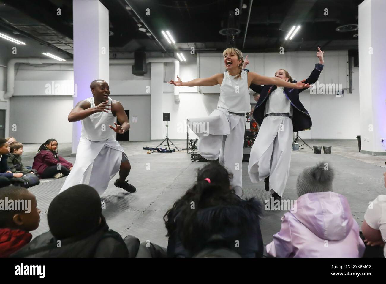 Coventry, Großbritannien. November 2024. Während die G20 in Brasilien auf den Weg gebracht wird, wird eines ihrer Themen – nachhaltige Entwicklung und Energiewende – durch ein physisches Spektakel in der Coventry Building Society Arena, Coventry, Großbritannien, für Schüler nach Hause gebracht. Diese Erstaufführung von „Accelerate“ von der hochgesteckten Leistungsgruppe ist Teil des Youth Energy Summit, der darauf abzielt, die Beteiligung der Bevölkerung und den Wissensaustausch im Energiesektor zu erhöhen. Quelle: Peter Lopeman/Alamy Live News Stockfoto