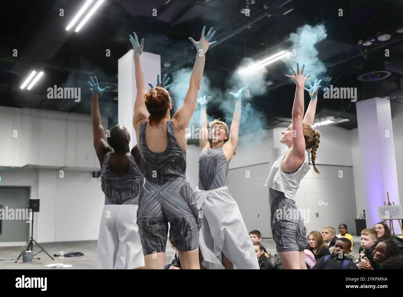 Coventry, Großbritannien. November 2024. Während die G20 in Brasilien auf den Weg gebracht wird, wird eines ihrer Themen – nachhaltige Entwicklung und Energiewende – durch ein physisches Spektakel in der Coventry Building Society Arena, Coventry, Großbritannien, für Schüler nach Hause gebracht. Diese Erstaufführung von „Accelerate“ von der hochgesteckten Leistungsgruppe ist Teil des Youth Energy Summit, der darauf abzielt, die Beteiligung der Bevölkerung und den Wissensaustausch im Energiesektor zu erhöhen. Quelle: Peter Lopeman/Alamy Live News Stockfoto