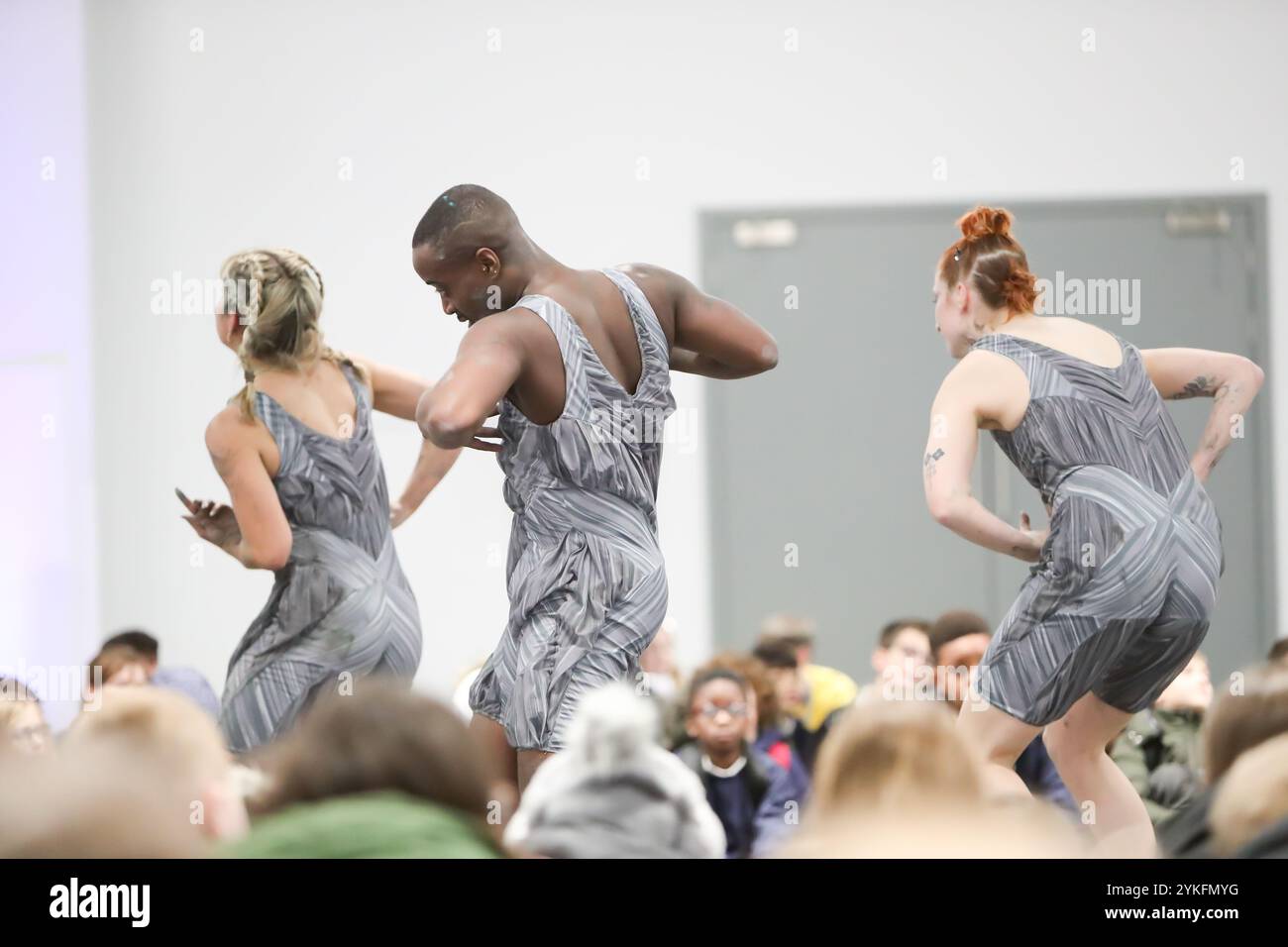 Coventry, Großbritannien. November 2024. Während die G20 in Brasilien auf den Weg gebracht wird, wird eines ihrer Themen – nachhaltige Entwicklung und Energiewende – durch ein physisches Spektakel in der Coventry Building Society Arena, Coventry, Großbritannien, für Schüler nach Hause gebracht. Diese Erstaufführung von „Accelerate“ von der hochgesteckten Leistungsgruppe ist Teil des Youth Energy Summit, der darauf abzielt, die Beteiligung der Bevölkerung und den Wissensaustausch im Energiesektor zu erhöhen. Quelle: Peter Lopeman/Alamy Live News Stockfoto