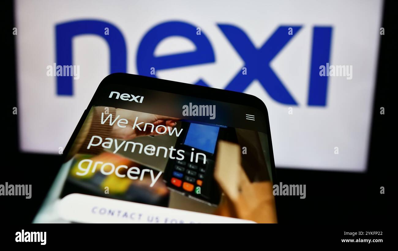 Deutschland. August 2024. In dieser Abbildung ist ein Smartphone mit der Website des italienischen Zahlungssystemunternehmens Nexi S.p.A. vor dem Firmenlogo zu sehen. Quelle: SOPA Images Limited/Alamy Live News Stockfoto