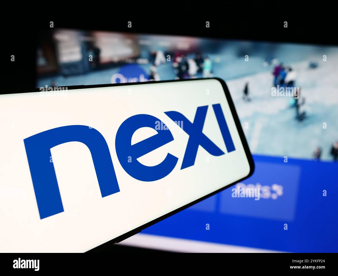 Deutschland. August 2024. In dieser Abbildung ist ein Smartphone mit dem Logo des italienischen Zahlungssystemunternehmens Nexi Spa vor der Business-Website zu sehen. Quelle: SOPA Images Limited/Alamy Live News Stockfoto