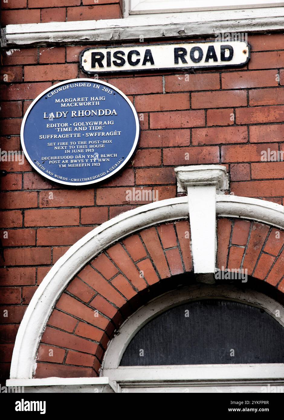 Blaue Plakette am Haus der Risca Road in Newport, in der Nähe von Briefkasten, verbrannt von einem Brandgerät, das von Lady Rhondda, Frauenrechtlerin und Suffragette, gepflanzt wurde Stockfoto