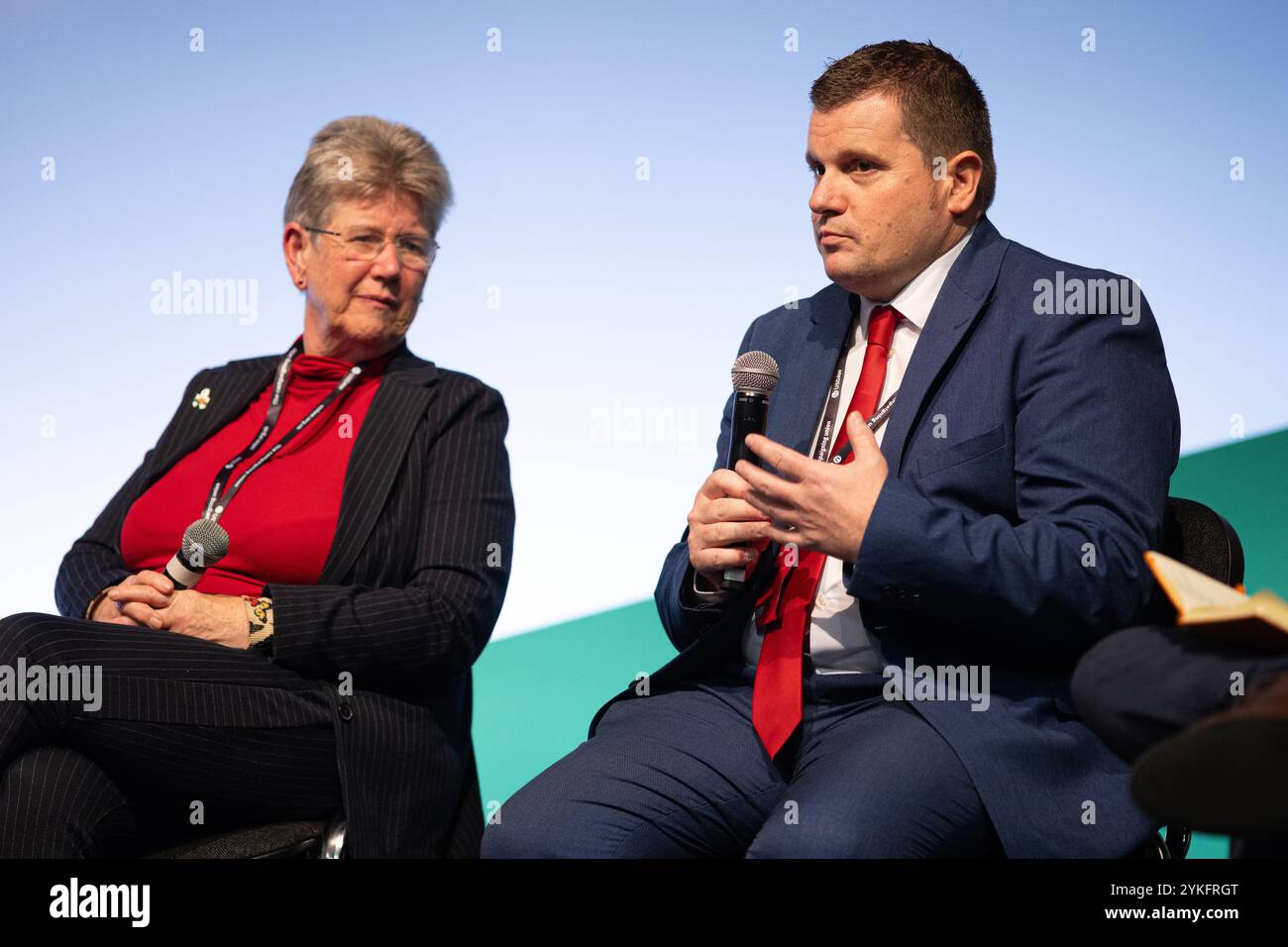 Llandudno, Wales, Vereinigtes Königreich. November 2024. Cllr Andrew Morgan OBE, Vorsitzender des Rats von Rhondda Cynon Taff und Vorsitzender der WLGA, spricht auf einer Podiumsdiskussion der Welsh Labour Conference, Jane Hutt MS, Kabinettssekretärin für soziale Gerechtigkeit sitzt neben ihm. Sean Pursey/Alamy Live News Stockfoto