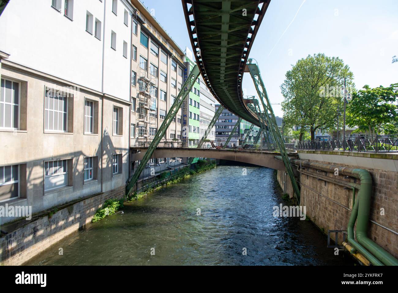 WUPPERTAL, DEUTSCHLAND 2024: Die Wuppertaler schwebebahn, die legendäre schwebebahn der Stadt mit einem Stau von Autos darunter. Stockfoto