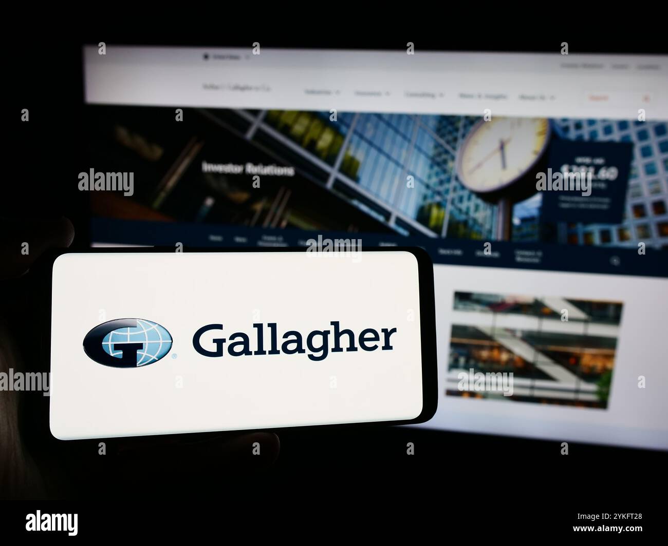 In dieser Abbildung hält ein Mann ein Smartphone mit dem Logo des US-Versicherungsunternehmens Arthur J. Gallagher Co. (AJG) vor der Website. (Foto von Timon Schneider / SOPA Images/SIPA USA) *** ausschließlich für redaktionelle Nachrichtenzwecke *** Stockfoto