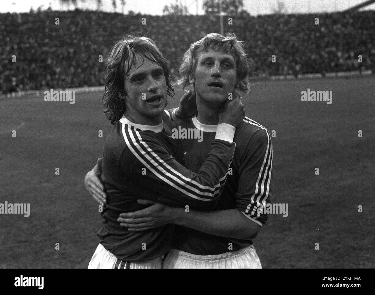 ARCHIVFOTO: Klaus FICHTEL wird am 19. November 2024 80 Jahre alt, Klaus 'Tanne' FICHTEL rechts, Deutschland, Fußball, FC Schalke 04, s/W, Umarmungen Helmut KREMERS links, QF? Stockfoto